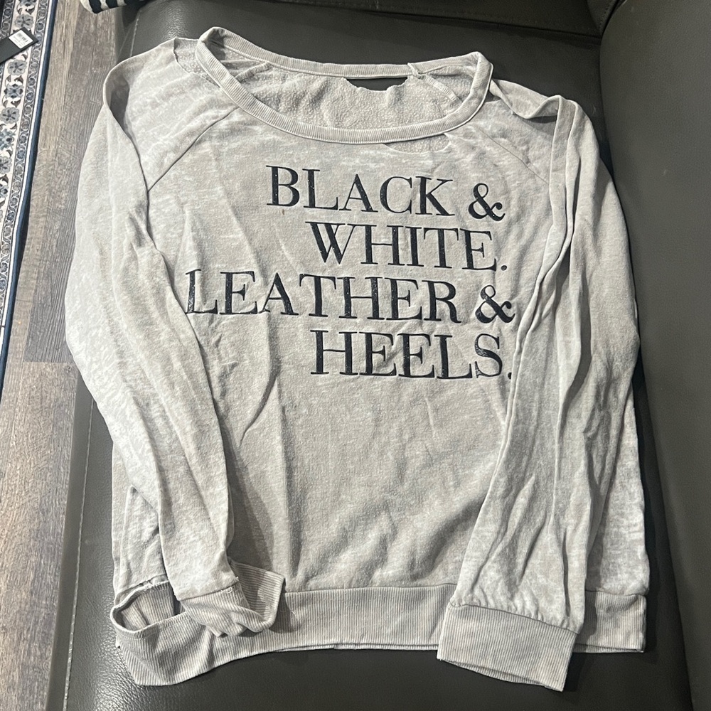 Gray Long Sleeve Graphic Sweatshirt
Chaser